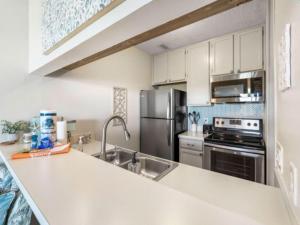 Kuchyň nebo kuchyňský kout v ubytování Good Vibes Carolina Beach villa