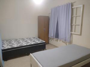 mały pokój z 2 łóżkami i oknem w obiekcie Apartamento 2 quartos em Conservatória - até 7 pessoas! w mieście Conservatória