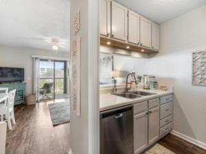 Kuchyň nebo kuchyňský kout v ubytování Good Vibes Carolina Beach villa + 15 fotografií