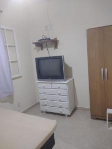 einen TV auf einer Kommode in der Unterkunft Apartamento 2 quartos em Conservatória - até 7 pessoas! in Conservatória