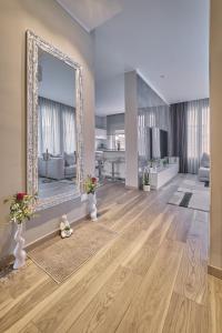 Casa dolce Casa في فيرونا: غرفة معيشة مع مرآة كبيرة على الحائط