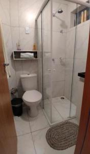 un bagno con wc e doccia in vetro di Apartamento João Pessoa -apt completo 2 quartos casal a João Pessoa
