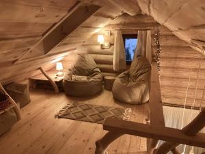 una habitación con sofás y sillas en una cabaña en To Lem Ande, en Lumshory