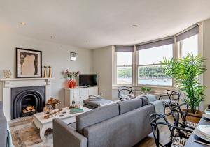 sala de estar con sofá y chimenea en Bayards View - Dartmouth en Dartmouth