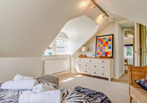 1 dormitorio con 1 cama y vestidor en una habitación en Bayards View - Dartmouth en Dartmouth