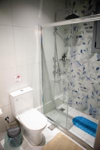 un bagno con doccia e WC di Luxury Apartment in the Center ad Atene Altre 10 foto