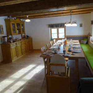 ein großes Esszimmer mit einem langen Tisch und Stühlen in der Unterkunft Beim Bergbauer in Fischbach