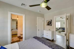 een slaapkamer met een bed en een plafondventilator bij Sunny El Paso Apartment with Backyard Patio! in El Paso