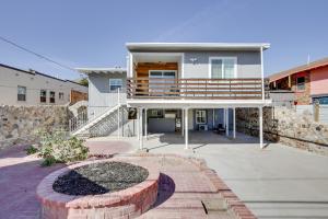 ein großes Haus mit einer Treppe davor in der Unterkunft Sunny El Paso Apartment with Backyard Patio! in El Paso