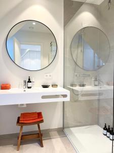 La salle de bains est pourvue d'un lavabo et d'un miroir. dans l'établissement MOLO roof - stylish penthouse with marina view Blankenberge within walking distance from the sea - 15 km from Bruges, à Blankenberge