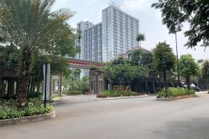 uma rua vazia com um edifício alto ao fundo em Velito at Podomoro Golf View Apartment em Kampungsitu