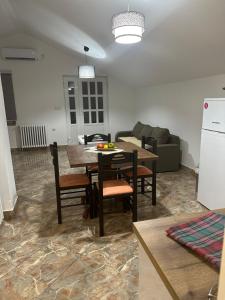 O bucătărie sau chicinetă la JS apartmani