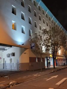 ein Gebäude in der Nacht auf einer Straße in der Unterkunft hotelF1 Paris Porte de Montreuil in Bagnolet