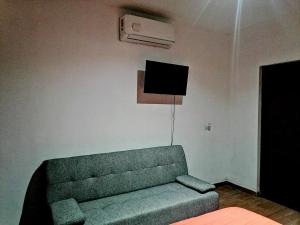 a living room with a couch and a flat screen tv at Casa Naty in Ciudad Valles