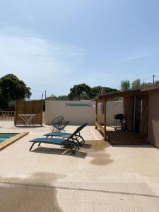 une terrasse avec une table de pique-nique et une piscine dans l'établissement Petit chalet d’été avec piscine privée chauffée, à Bonifacio