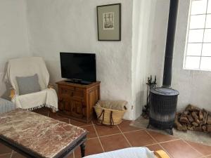 Televízia a/alebo spoločenská miestnosť v ubytovaní Cortijo Vacas Gordas Villas