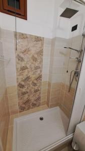 eine Dusche mit Glastür im Bad in der Unterkunft B&B Centrum Palmi in Palmi