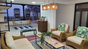 un soggiorno con sedie e tavolo di Casa 59 - Guest House a Bucaramanga