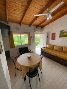 - un salon avec une table et un canapé dans l'établissement Alquileres "Agus", à Las Grutas