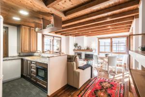 cocina con techos de madera y sala de estar. en Baciver by Totiaran en Naut Aran