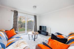 un soggiorno con divano e TV di Remarkable 2- Bed House in Barking Essex a Thamesmead