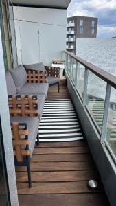 een balkon met 2 stoelen en een bank op een schip bij Copenhagen in 8tallet in Kopenhagen