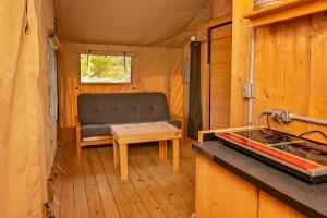 Luray RV Resort on Shenandoah River的厨房或小厨房
