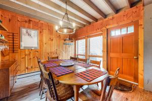 comedor con mesa de madera y sillas en Lower Highlands Hideaway, en Dover