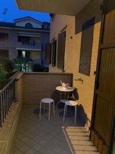 eine Terrasse mit 2 Stühlen und einem Tisch auf dem Balkon in der Unterkunft Grazioso appartamento a Osteria Nuova in Sala Bolognese