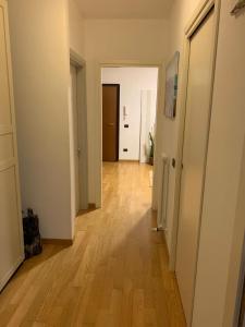 einen leeren Flur eines Apartments mit Holzboden in der Unterkunft Grazioso appartamento a Osteria Nuova in Sala Bolognese