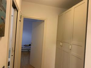 Zimmer mit einem Schrank und einer Tür zu einem Schlafzimmer in der Unterkunft Grazioso appartamento a Osteria Nuova in Sala Bolognese