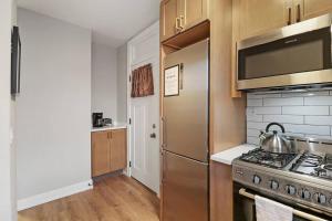 eine Küche mit einem Herd und einem Kühlschrank in der Unterkunft Elegant 2BR Chicago Apartment - Montrose 1A in Chicago