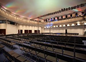 un auditorio vacío con sillas y un escenario en Porto Carras Meliton en Neos Marmaras