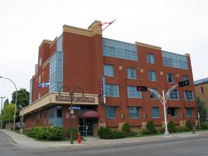 un bâtiment en briques rouges au coin d'une rue dans l'établissement Auberge de la Gare, à Gatineau