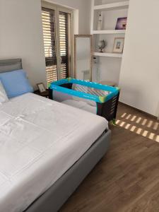 um quarto com uma cama com uma bandeja azul em M. Szwed. Guest House old Bari em Bari