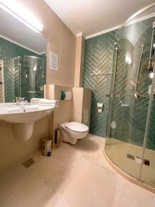 Koupelna v ubytování Hotel Coroana