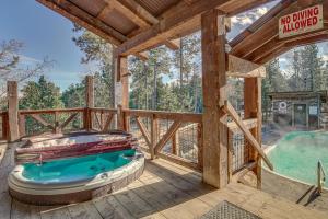 Πισίνα στο ή κοντά στο Lead Home with Pool Access 3 Mi to Terry Peak Mtn!