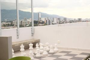 un tablero de ajedrez en un balcón con vistas a la ciudad en Room in my Condo San Jose, en San José