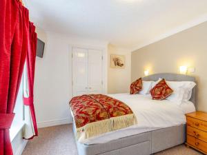 Säng eller sängar i ett rum på 5 Bed in Yorkshire Dales 81390