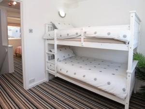 a bedroom with bunk beds in a room at 2 Bed in Widemouth Bay 55833 in Marhamchurch