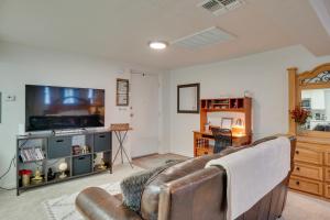 uma sala de estar com um sofá e uma televisão de ecrã plano em Tucson Studio about 2 Mi to University of Arizona! em Tucson