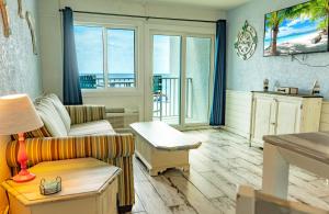 un soggiorno con divano e tavolo di Blue Haven Villa a Panama City Beach
