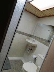 uma casa de banho com um WC e um lavatório em Naturaleza Muisca em Guasca