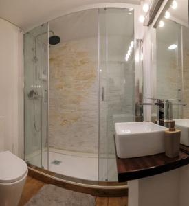 ein Bad mit einer Dusche, einem Waschbecken und einem WC in der Unterkunft BABhouse Casa do Avô Pedoucas - Coração do Douro in Nagoselo do Douro