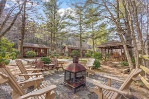 um quintal com cadeiras, um grelhador e um gazebo em Picturesque Riverside Cabin with Fireplace and Porch em Blowing Rock