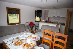 un soggiorno con tavolo e cibo sopra di Zivinice Hills a Živinice