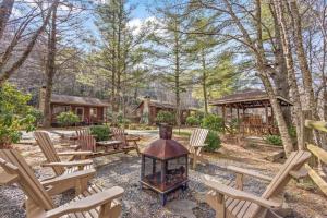 einen Hinterhof mit Stühlen, einem Grill und einem Pavillon in der Unterkunft Rustic Mountain Cabin on River with Fireplace in Blowing Rock
