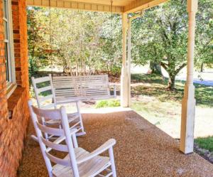un porche con 2 sillas y un banco en Lake Norman Getaway with 4 Beds, 