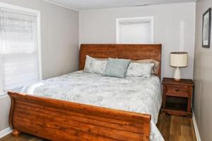 Un dormitorio con una gran cama de madera y una lámpara. en Lake Norman Getaway with 4 Beds, 