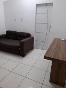 sala de estar con sofá y mesa de madera en Apto lapa en Río de Janeiro